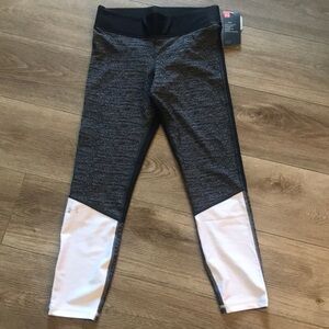 NWT Under Armour Crop Leggings sz M